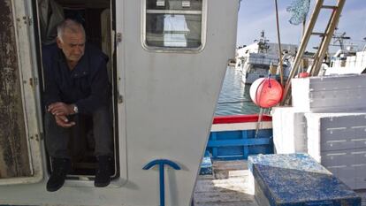 Juan Hern&aacute;ndez, maquinista del &#039;Nuevo Cabo Negro&#039;, en el puerto de Barbate (C&aacute;diz).