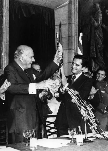 El 24 de octubre de 1977 el presidente del Gobierno, Adolfo Suárez, hace entrega del bastón de mando al presidente de la Generalitat, Josep Tarradellas, acto que le permitió crear un gobierno de unidad hasta la aprobación del Estatuto.