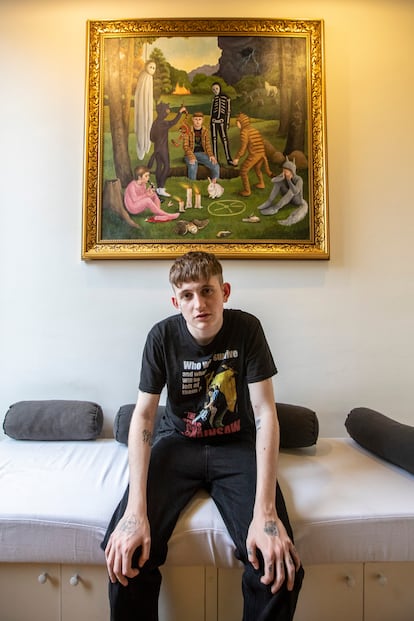 Reportaje fotográfico al joven músico rapero "Dillom", su nombre real es Dylan Tomás Masa, en las oficinas de la disquera Bohemian Groove, en el barrio porteño de Balvanera, en la ciudad de Buenos Aires.
