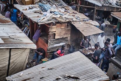 Mercado de la localidad de Limbe, localizado cerca de la capital económica del país, Blantyre. Los precios de los bienes y servicios tras la devaluación se han incrementado notablemente y actualmente la gente no puede hacer frente a esos aumentos.