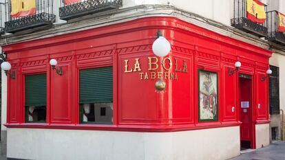 Fachada esquinera del veterano restaurante La Bola en el centro histórico de Madrid.