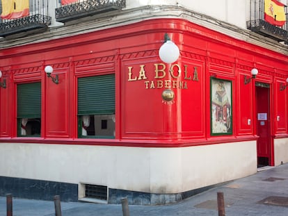 Fachada esquinera del veterano restaurante La Bola en el centro histórico de Madrid.