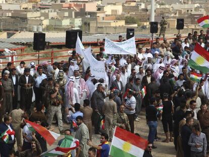 Varios kurdos participan en una marcha a favor del refer&eacute;ndum de independencia en Kirkuk, al norte de Irak.