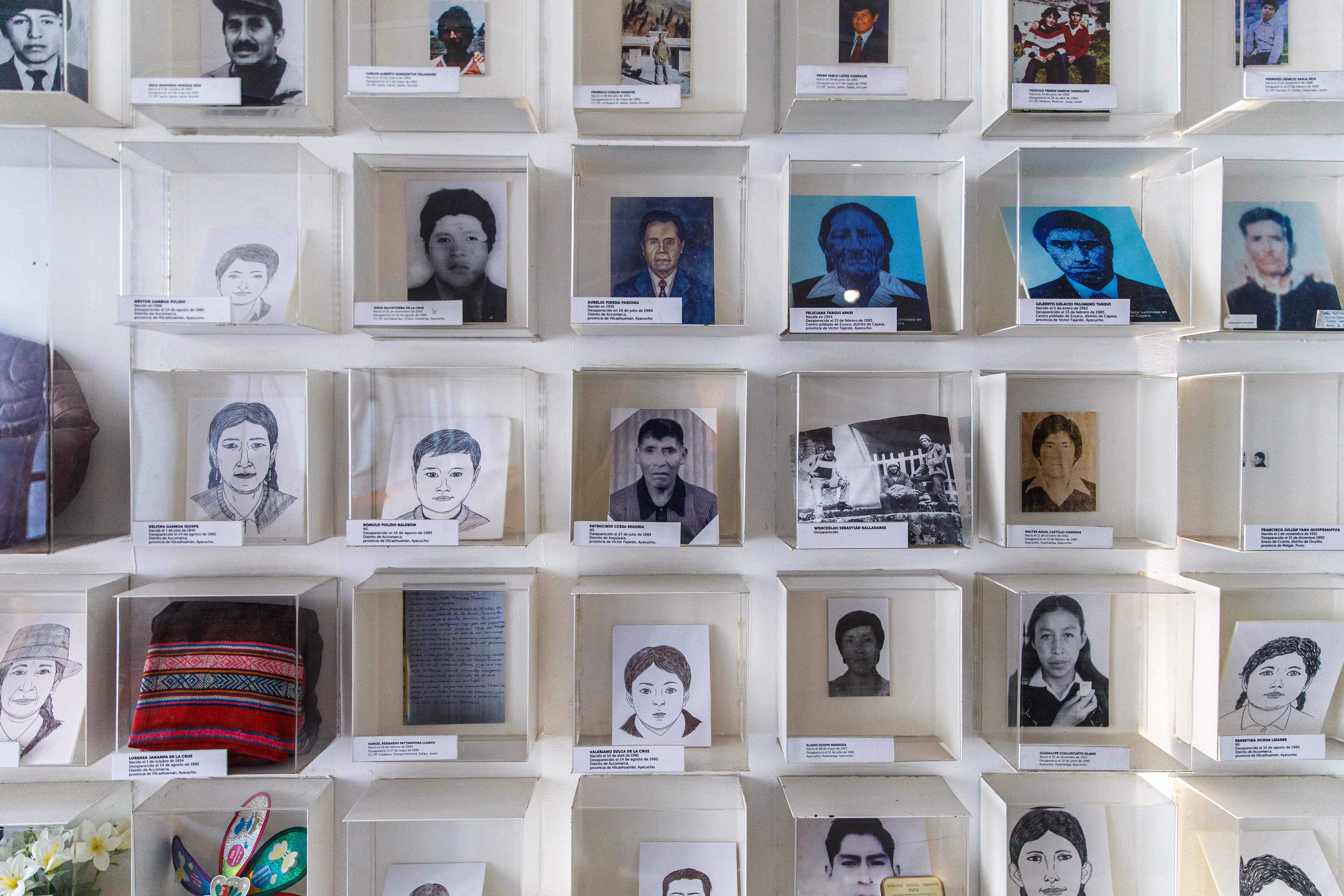 En el espacio del Ministerio de Cultura se realizan homenaje a los 69.280 muertos y desaparecidos que dejó la guerra interna que sacudió al Perú.