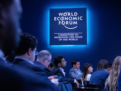 Un grupo de participantes sigue una de las sesiones del Foro de Davos.
