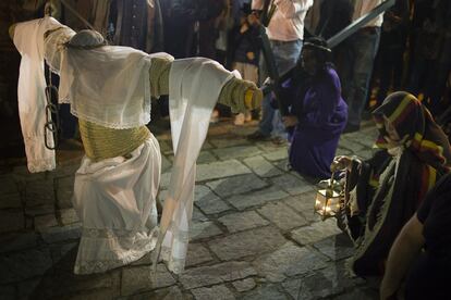 La localidad cacereña acoge este ritual religioso ancestral cuyo origen se remonta al siglo XVI y que ostenta la declaración de Fiesta de Interés Turístico de Extremadura. En la imagen, un familiar o amigo hace el papel de Cirineo, tapando su rostro y cuerpo con una manta y portando un candil que en su origen se usaba para iluminar el camino a seguir.