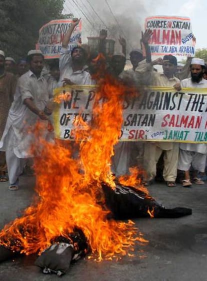 Estudiantes de religión de Pakistán queman efigies de la reina Isabel II.