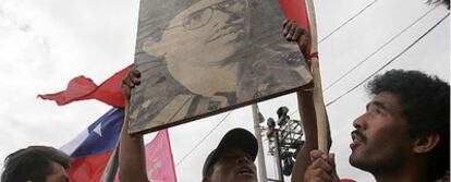 Seguidores sandinistas muestran una imagen de Ortega de sus comienzos como líder rebelde.