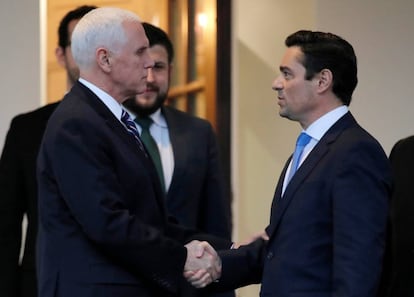 Mike Pence, a la izquierda, saluda este martes a Carlos Alfredo Vecchio, nombrado por Juan Guaidó como encargado de negocios en Washington.