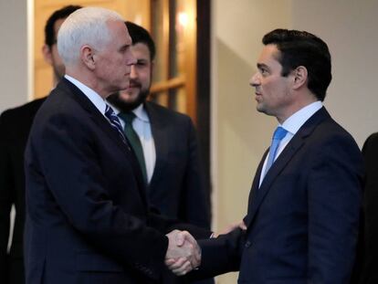 Mike Pence, a la izquierda, saluda este martes a Carlos Alfredo Vecchio, nombrado por Juan Guaidó como encargado de negocios en Washington.