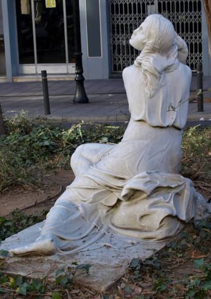 'Nimfa que es pentina' (1929), de Joan Borrell i Nicolau, a la plaça Joaquim Folguera de Barcelona, fins fa poc.