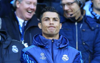 El jugador del Real Madrid, Cristiano Ronaldo, mira el partido desde el banquillo.