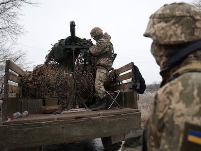 Dos suldados ucranios, este domingo en la región de Donetsk.