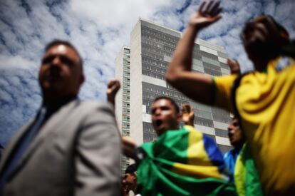 Manifestación en Brasilia, ayer, en protesta contra el nombramiento del expresidente Lula como ministro de la Casa Civil, equivalente a primer ministro.