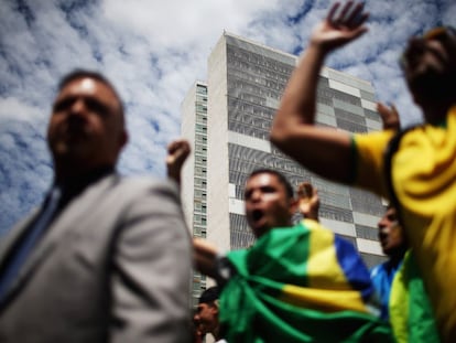 Manifestação em Brasília, nesta quinta, em protesto contra a nomeação do ex-presidente Lula como ministro da Casa Civil.