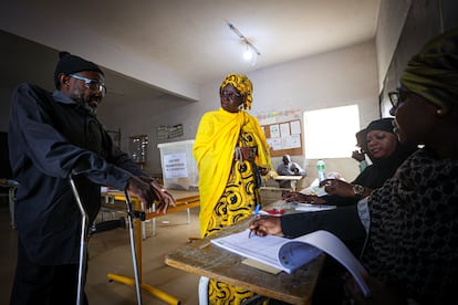 Dos votantes en las presidenciales de Senegal, en un colegio electoral de Dakar