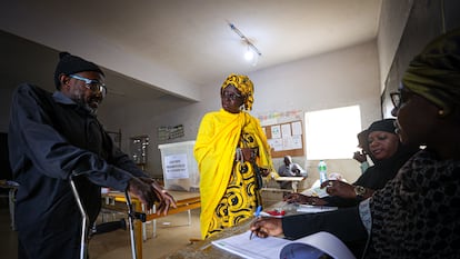 Dos votantes en las presidenciales de Senegal, en un colegio electoral de Dakar, el pasado 24 de marzo.