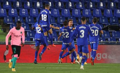 Los jugadores del Getafe celebran el gol de Jaime Mata.