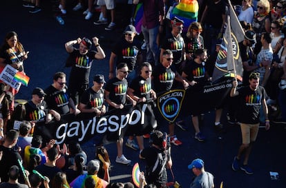 Miembros de Gaylespol, asociación de Policías gays y lesbianas, durante el recorrido de la marcha.