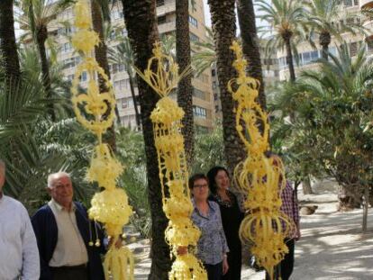 Miembros de las familias Carbonell y Serrano con las palmeras enviadas a distintas autoridades