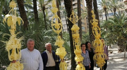 Miembros de las familias Carbonell y Serrano con las palmeras enviadas a distintas autoridades