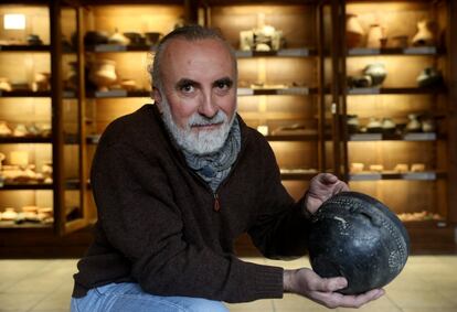 Carlos Sanz, con una de las cerámicas vacceas desenterradas.