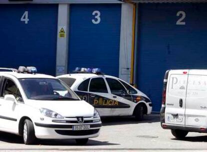 Coches de policía en las instalaciones de la Fábrica Nacional de Moneda, en San Blas.