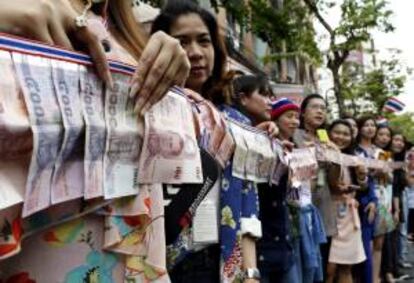 El lder antigubernamental, Suthep Thaugsuban (no fotografiado), recolecta dinero de sus simpatizantes durante una protesta en Bangkok (Tailandia) hoy. Miles de manifestantes continan en las calles para recaudar fondos para los agricultores que no han recibido todava el dinero del gobierno por sus cosechas.