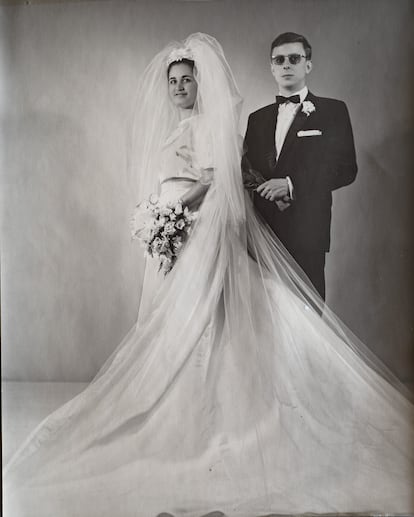 Los padres de Alfredo Cáliz, Antonio y Gloria, el día de su boda en Madrid, en 1965.