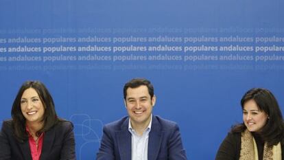 El presidente del PP andaluz, Juan Manuel Moreno, con la secretaria general, Dolores López Gabarro (izquierda) y la vicesecretaria, Virginia Pérez.