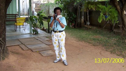 Joana da Paz, conocida como Dona Vitória, con su videocámara en Alta Floresta, Estado de Mato Grosso (Brasil), el 13 de julio de 2006.