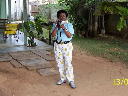 Joana da Paz, conocida como Dona Vitória, con su videocámara en Alta Floresta, Estado de Mato Grosso (Brasil), el 13 de julio de 2006.