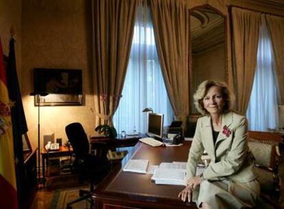 La ministra de Administraciones Públicas, Elena Salgado, en su despacho.