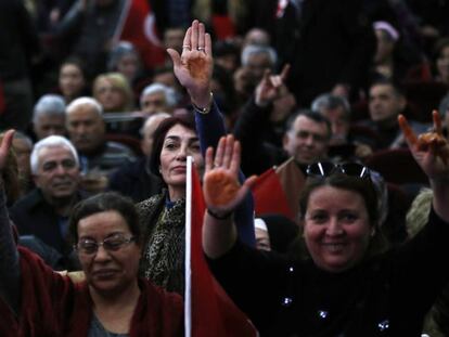 Seguidores del Partido de Acción Nacionalista (derecha ultranacionalista) en un acto a favor del No en el referéndum sobre la reforma constitucional.