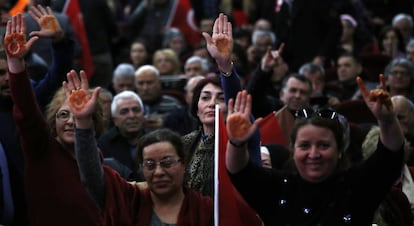 Seguidores del Partido de Acción Nacionalista (derecha ultranacionalista) en un acto a favor del No en el referéndum sobre la reforma constitucional.