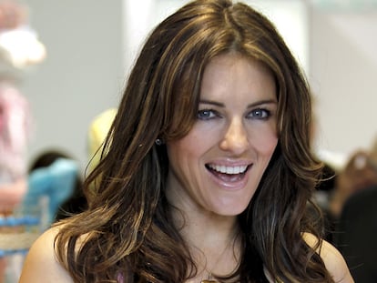 A pesar de que lleva tres años casada con el millonario indio Arun Nayar, Elizabeth Hurley parece no haber olvidado aún a su novio eterno, Hugh Grant. Quince años después de su polémica ruptura, la actriz reconoce que su ex aún tiene "una habitación virtual" en su casa y lo considera su mejor amigo número uno. "Hay una parte de mi vida que ni Arun ni mi hermana (sus otros mejores amigos) entienden. Una parte que tiene que ver con mi carrera y en un nivel emocional en el que Hugh sigue siendo el número uno. Hemos sido mejores amigos por 24 años y eso no puede ser nada", reconoce Hurley, que cumplirá 45 años el próximo mes.
