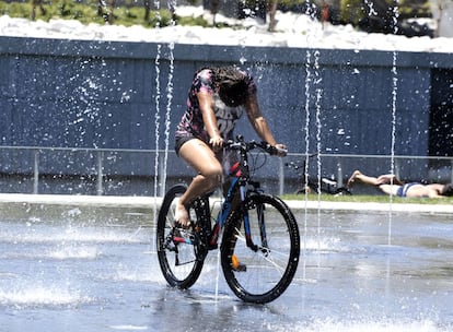 Una joven en bici por Madrid Río.