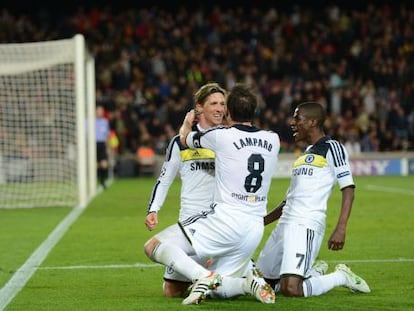 Torres celebra su gol con Lampard y Ramires.