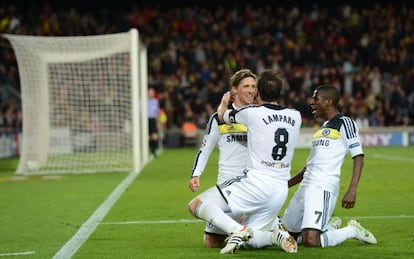 Torres celebra su gol con Lampard y Ramires.