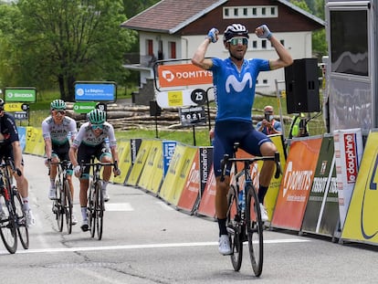 Valverde levanta los brazos al ganar la etapa.