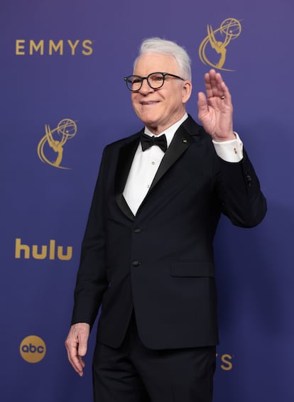 Steve Martin, nominado a mejor actor principal en serie de comedia por 'Solo asesinatos en el edificio', representó la elegancia clásica de Hollywood con un discreto esmoquin. 