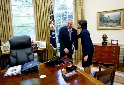 Condoleezza Rice, secretaria de Seguridad Nacional, saluda cariñosamente a Colin Powell durante una reunión entre el presidente Bush y el primer ministro de Israel Ariel Sharon, en el Despacho Oval de la Casa Blanca, el 7 de mayo de 2002.