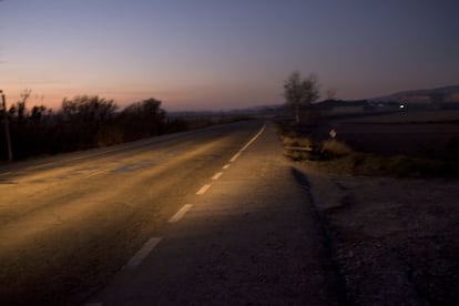 La carretera entre Alag&oacute;n y Remolinos, provincia de Zaragoza, junto al puente sobre el Ebro.