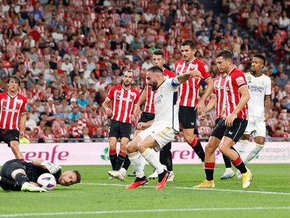 Unai Simon atrapa un disparo ante Carvajal en el partido entre el Athletic y el Real Madrid.