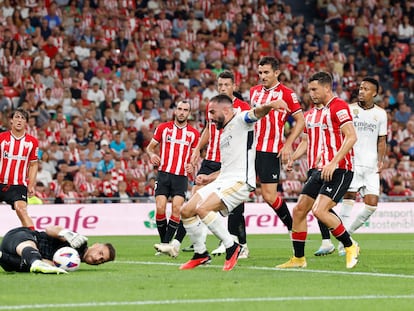 Unai Simon atrapa un disparo ante Carvajal en el partido entre el Athletic y el Real Madrid.