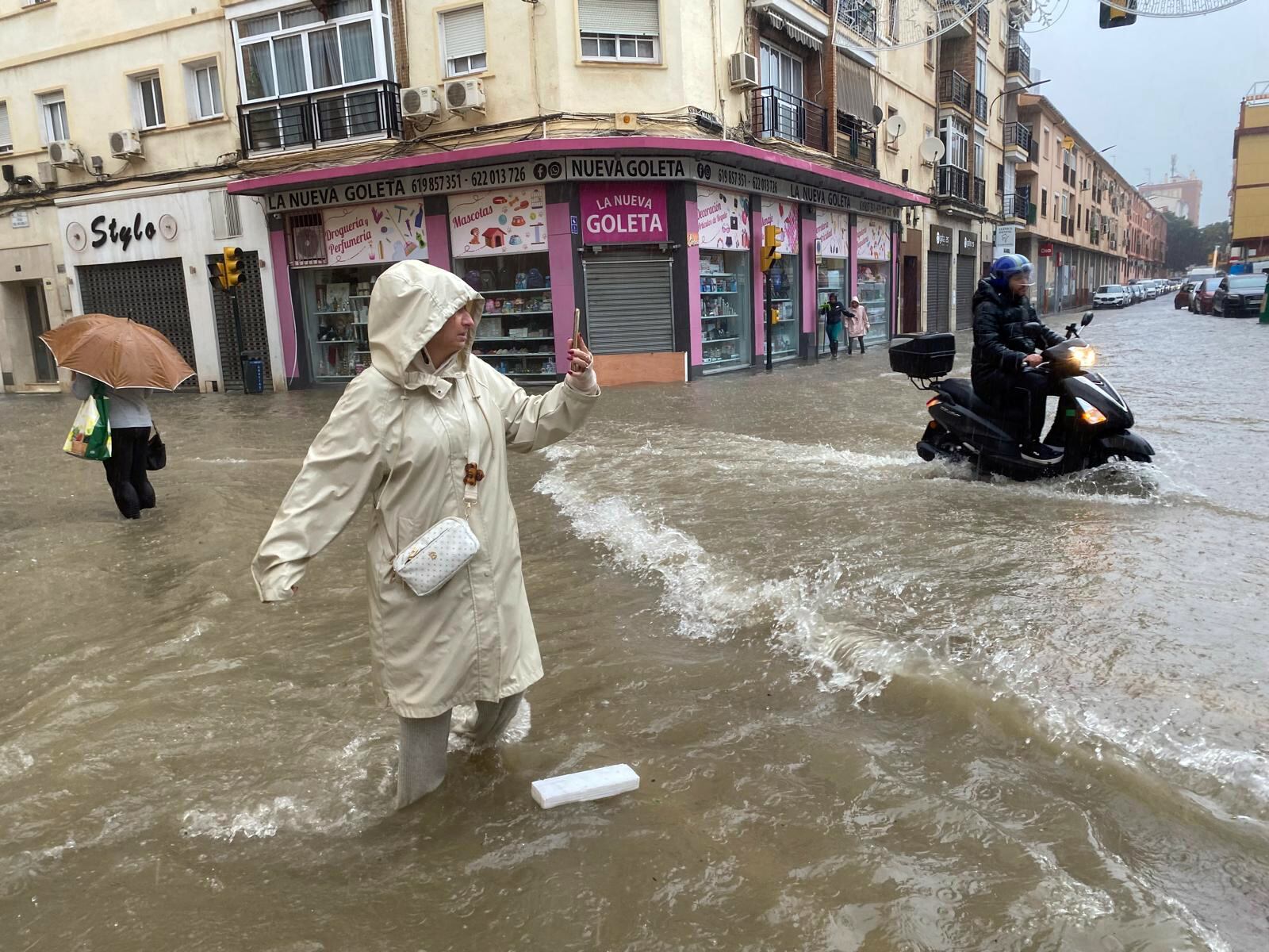 Más de 3.000 desalojados, calles anegadas y varios hospitales afectados en Málaga por el paso de la dana 