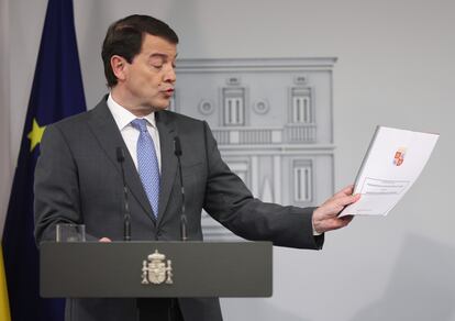 El presidente de la Junta de Castilla y León, Alfonso Fernández Mañueco, comparece tras su reunión con el presidente del Gobierno, en el Palacio de La Moncloa, este jueves.