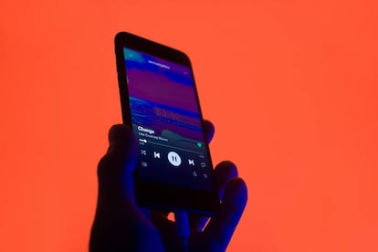 Un teléfono móvil con la aplicación de Spotify abierta