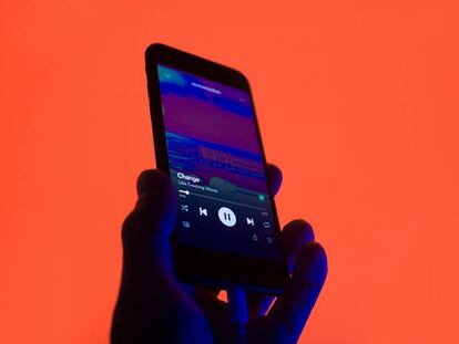 Un teléfono móvil con la aplicación de Spotify abierta