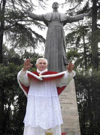 Benedicto XVI, ante la estatua de Pío XII en Roma.